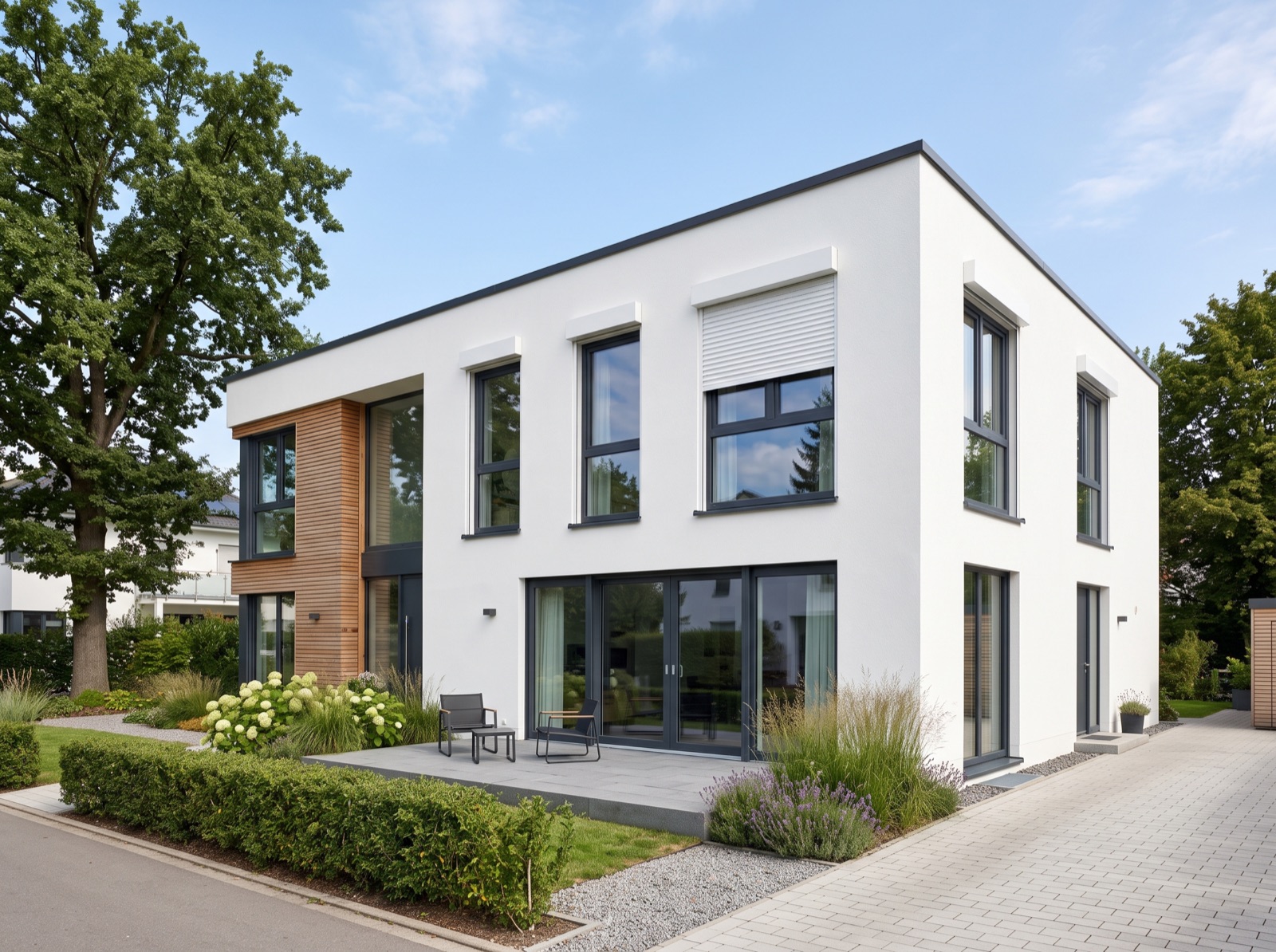 Modernes Haus mit weißem Rollladen
