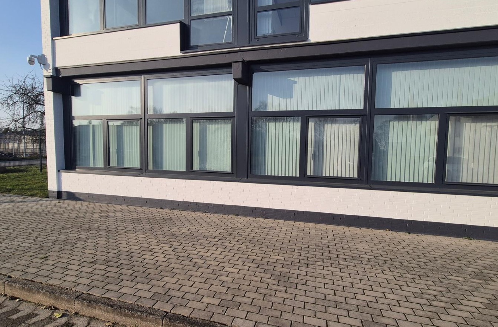 Gewerbegebäude mit Fensterband in Aluminiumrahmen